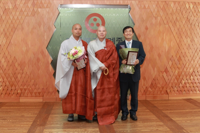 2013.06.11_장경사 주지스님, 박경호 변호사 표창(3)